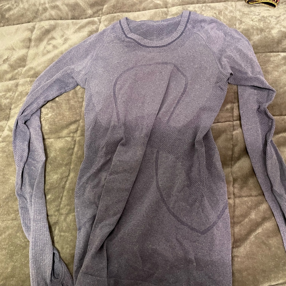 lululemon swiftly tech long sleeve shirt in the color royalty